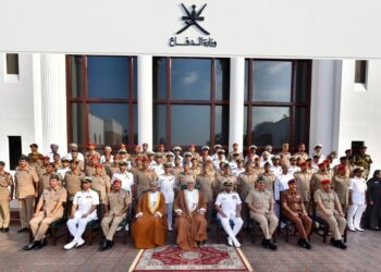 جلالةُ القائد الأعلى يُنعم بميداليتي الخدمة الممتازة والثناء السُّلطاني على عدد من منتسبي قُوات السُّلطان المسلحة