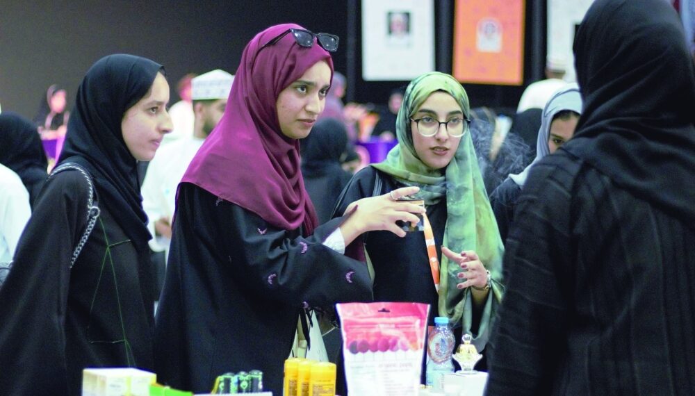 “إكسبو ريادة” في نزوى يعرف بريادة الأعمال وآلية اختيار التخصصات
