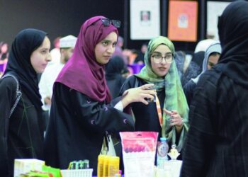 “إكسبو ريادة” في نزوى يعرف بريادة الأعمال وآلية اختيار التخصصات