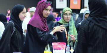 “إكسبو ريادة” في نزوى يعرف بريادة الأعمال وآلية اختيار التخصصات