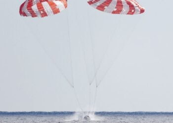 Orion splashes down after lunar voyage