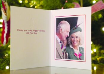 قصر بكنجهام ينشر صورة بطاقة عيد الميلاد الأول لتشارلز ملكا لبريطانيا