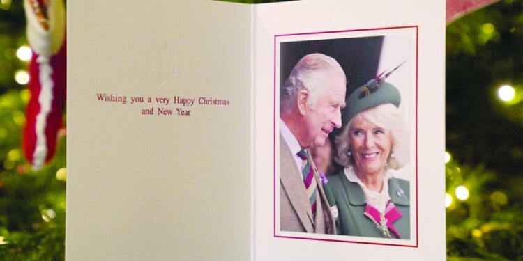 قصر بكنجهام ينشر صورة بطاقة عيد الميلاد الأول لتشارلز ملكا لبريطانيا