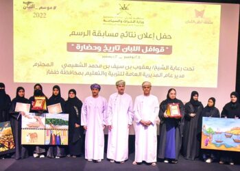 تكريم الفائزين بمسابقة الرسم قوافل اللبان.. تاريخٌ وحضارةٌ بمحافظة ظفار