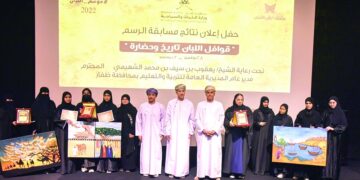 تكريم الفائزين بمسابقة الرسم قوافل اللبان.. تاريخٌ وحضارةٌ بمحافظة ظفار