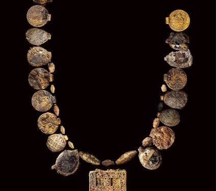 A 1,300-year-old gold necklace unearthed in England 1 A 1,300-year-old gold necklace unearthed in England