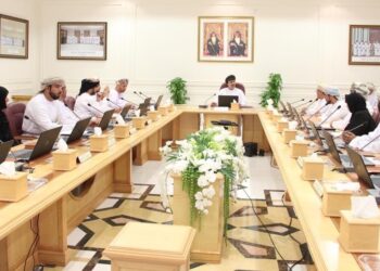 مناقشة ازدواجية طريق الواحة والارتقاء بالمستوى الخدمي بالبريمي