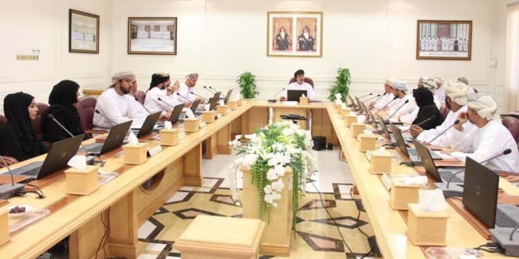 مناقشة ازدواجية طريق الواحة والارتقاء بالمستوى الخدمي بالبريمي 1 مناقشة ازدواجية طريق الواحة والارتقاء بالمستوى الخدمي بالبريمي