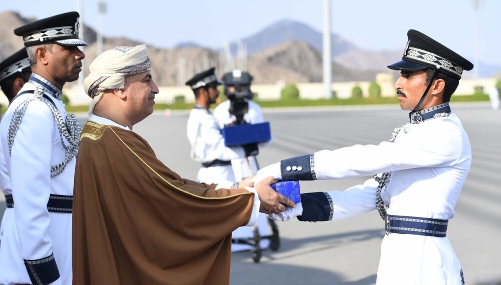 تخريج دفعة جديدة من الشرطة المستجدين بأكاديمية نزوى