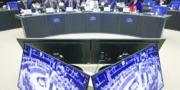 فضيحة الفساد تطيح بنائبة رئيس البرلمان الأوروبي