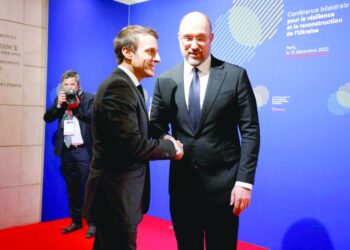 موسكو تشترط تنازل كييف عن “أراضي الضم” قبل أي محادثات سلام
تعهدات بمؤتمر باريس لمنح أوكرانيا مليار يورو لمواجهة أزمة الشتاء