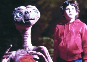 مزاد على الدمية الفضائية الشهيرة من فيلم “إي تي”