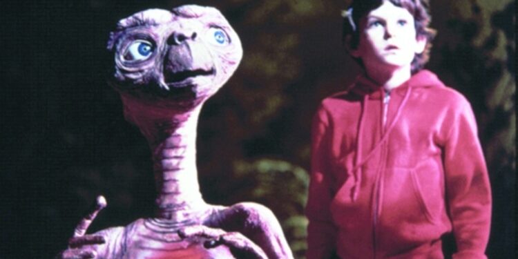 مزاد على الدمية الفضائية الشهيرة من فيلم "إي تي" 1 مزاد على الدمية الفضائية الشهيرة من فيلم “إي تي”
