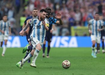 ميسي: استمتعت باللعب والخسارة من السعودية ساعدتنا على التحسن