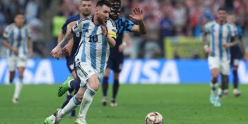 ميسي: استمتعت باللعب والخسارة من السعودية ساعدتنا على التحسن