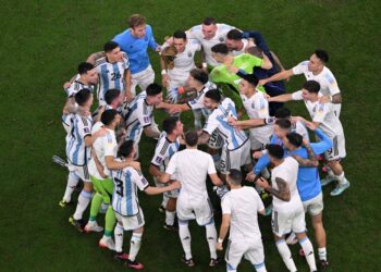 ميسي على بعد خطوة لتكريس أسطورته لقيادة الأرجنتين لنهائي المونديال