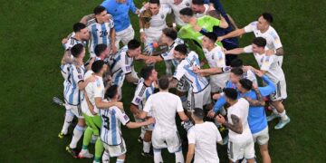 ميسي على بعد خطوة لتكريس أسطورته لقيادة الأرجنتين لنهائي المونديال