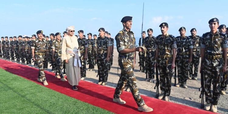 البحرية السلطانية تحتفل بيومي القوات المسلحة والمتقاعدين