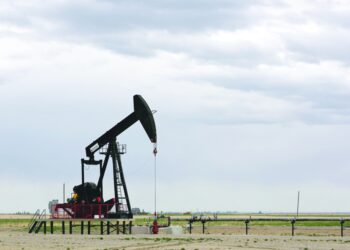 أسعار النفط ترتفع وسط توقعات بزيادة الطلب في 2023