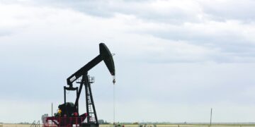 أسعار النفط ترتفع وسط توقعات بزيادة الطلب في 2023