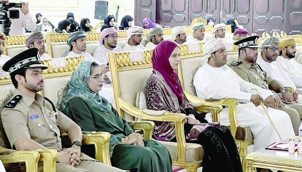 تكريم المجيدين في الأنشطة التربوية بالبريمي
