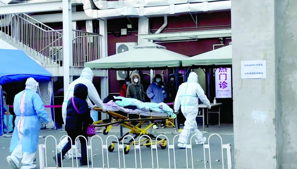 الصين توجه طفرة إصابات بكوفيد-19 بعد خفض القيود