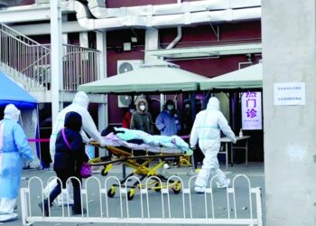 الصين توجه طفرة إصابات بكوفيد-19 بعد خفض القيود