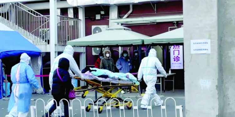 الصين توجه طفرة إصابات بكوفيد-19 بعد خفض القيود 1 الصين توجه طفرة إصابات بكوفيد-19 بعد خفض القيود