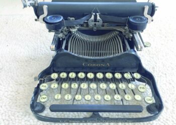 شاب بريطاني يبدع لوحات لمشاهير الرسامين باستخدام الآلة الكاتبة