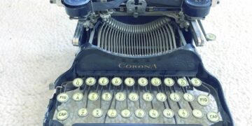 شاب بريطاني يبدع لوحات لمشاهير الرسامين باستخدام الآلة الكاتبة