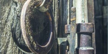 كتابٌ يسجل إرث القدس العتيقة للمؤرخ الفلسطيني يوسف النتشة