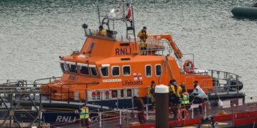 4 dead after migrant boat capsizes off English coast