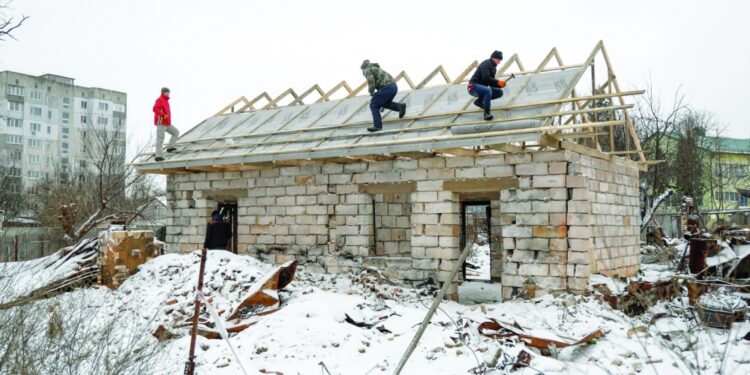 روسيا تدمر مدنا بالشرق الأوكراني وكييف تقصف دونيتسك الخاضعة لموسكو 1 روسيا تدمر مدنا بالشرق الأوكراني وكييف تقصف دونيتسك الخاضعة لموسكو