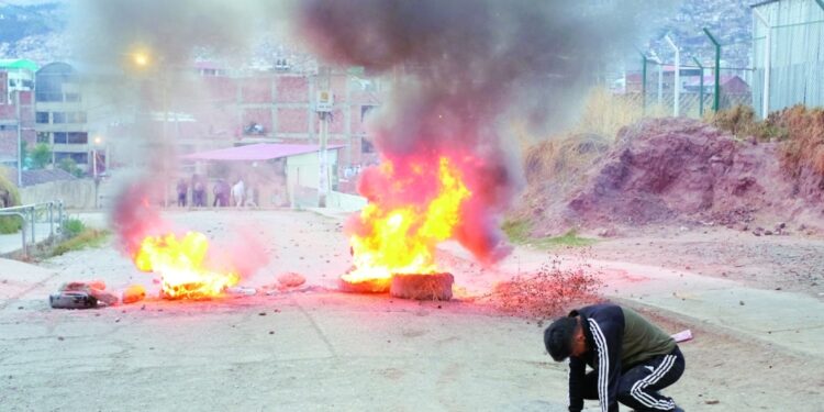 محتجون يغلقون الطرق المؤدية إلى المناجم في بيرو