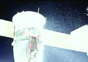 تسرب غامض يلغي عملية سير مركبة ناسا للفضاء