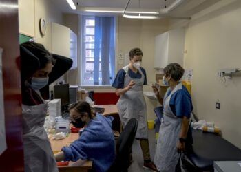 Nurses in the UK strike for the first time