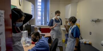 Nurses in the UK strike for the first time