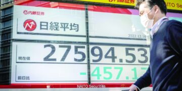 الأسهم اليابانية تغلق عند أدنى مستوى في شهر بضغط من مخاوف التباطؤ الاقتصادي