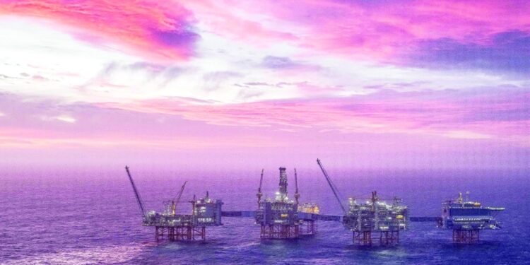 أسعار النفط تهبط.. لكنها تحقق أكبر مكسب أسبوعي منذ أكتوبر