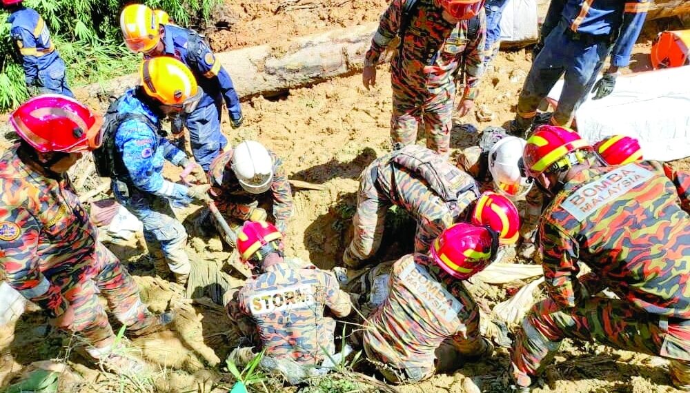19 قتيلاً و14 مفقوداً في انهيار أرضي بماليزيا