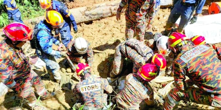 19 قتيلاً و14 مفقوداً في انهيار أرضي بماليزيا