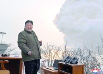 كوريا الشمالية تختبر “محركا يعمل بالوقود الصلب بقوة دفع كبيرة”