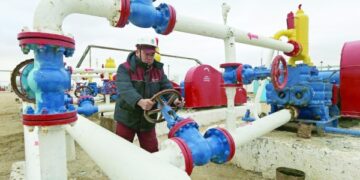 Oil bounces as demand hopes offset recession fears