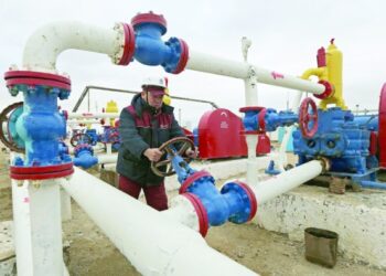 Oil bounces as demand hopes offset recession fears