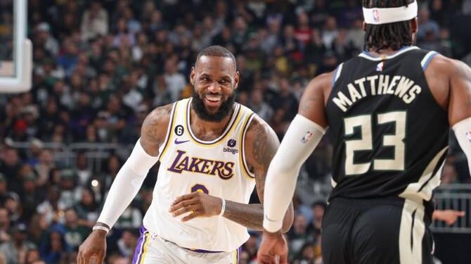 ليكرز يهزم باكس وجيمس يتخطى رقم ماجيك جونسون 1 ليكرز يهزم باكس وجيمس يتخطى رقم ماجيك جونسون