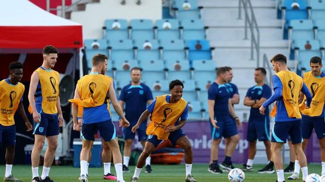 كأس العالم FIFA قطر 2022™: سترلينغ يعود إلى تدريبات إنكلترا 1 كأس العالم FIFA قطر 2022™: سترلينغ يعود إلى تدريبات إنكلترا