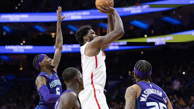 إمبيد ينضم إلى تشامبرلاين وأيفرسون بتسجيله 53 نقطة