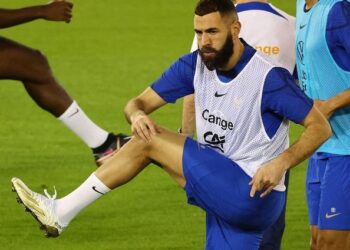 بنزيمة ينشر رسالة دعم لرفاقه في منتخب فرنسا