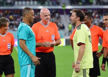 إنفانتينو يدير مباراة بين أساطير الكرة والعمال