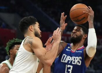 كليبيرز يُلحق بالمتصدر سلتيكس الخسارة الثانية تواليًا